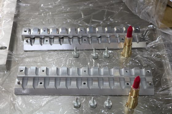 Custom Logo Lipstick Produksi Baris Paruh Lipstick Cetakan 1-3 Tahun Umur Cetakan