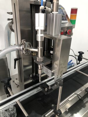 Satu Kepala Servo Mesin Pengisian Otomatis Gear Pompa 6000 Botol Per Jam